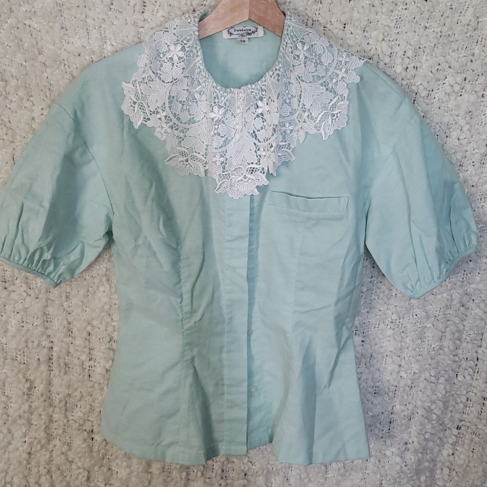 Vintage button down short sleeve top with doily lace collar small